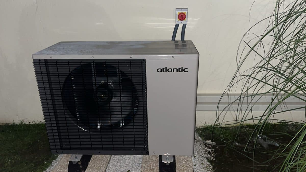 Pompe à chaleur air/eau installée devant une maison individuelle neuve