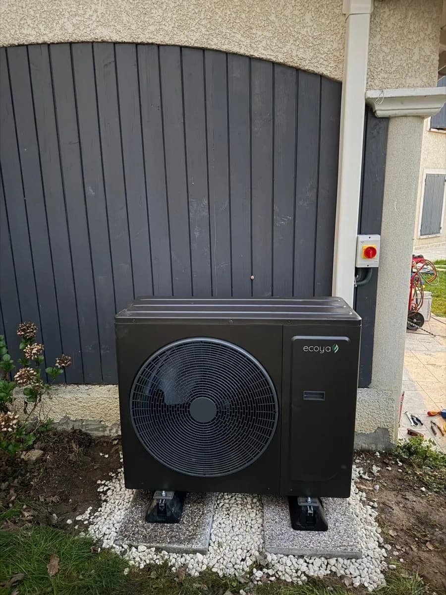 Unité extérieure de pompe à chaleur posée dans un jardin